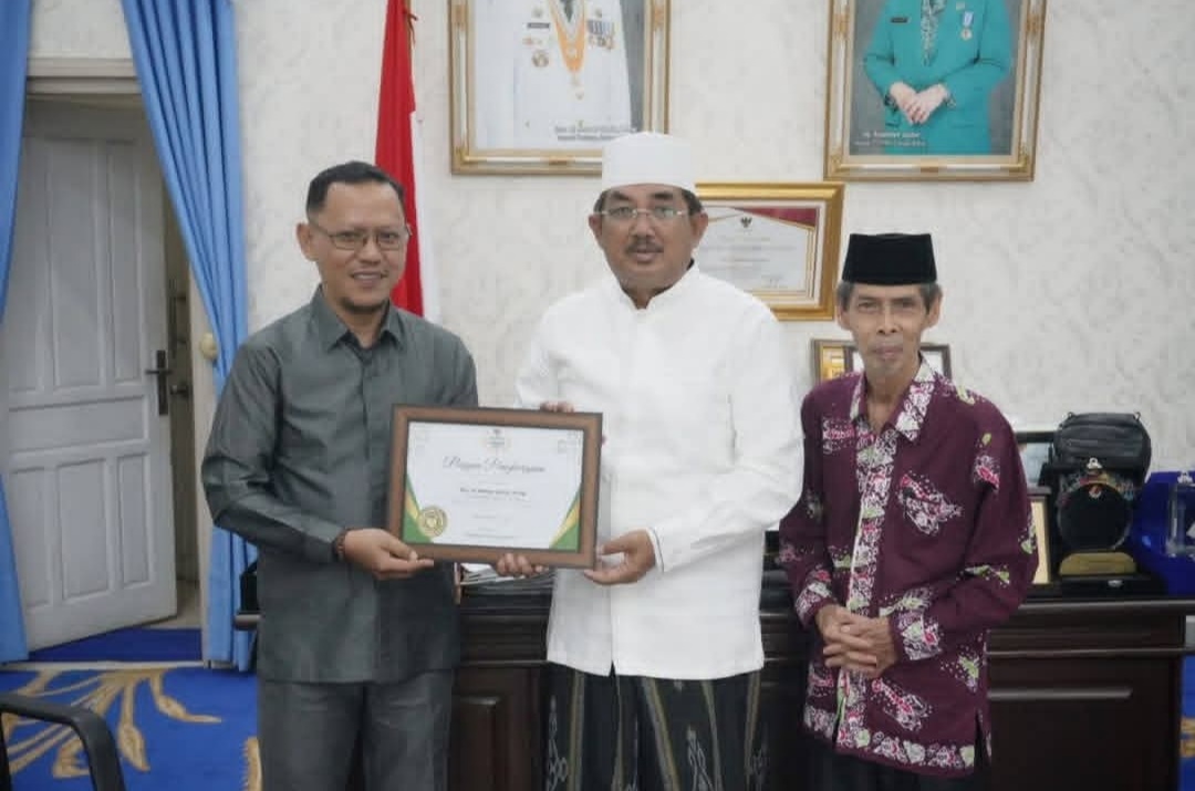Bupati Tanjung Jabung Barat Terima Piagam Penghargaan Baznas Awards 2025