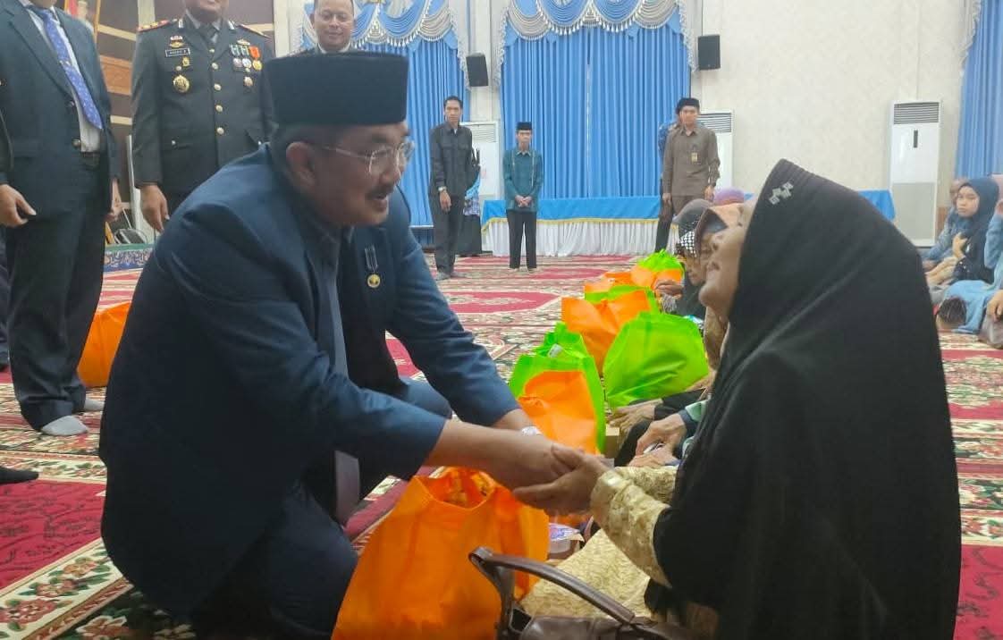 Bupati Tanjung Jabung Barat Serahkan Bantuan kepada Istri Veteran di Hari Pahlawan