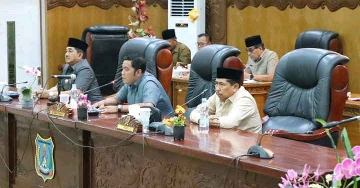 Bupati UAS Hadiri Rapat Paripurna Kedua DPRD Tanjab Barat