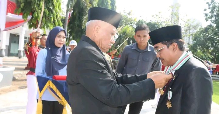 Membangun Aparatur Berintegritas, Bupati Tanjab Barat Raih Bintang Astha Brata